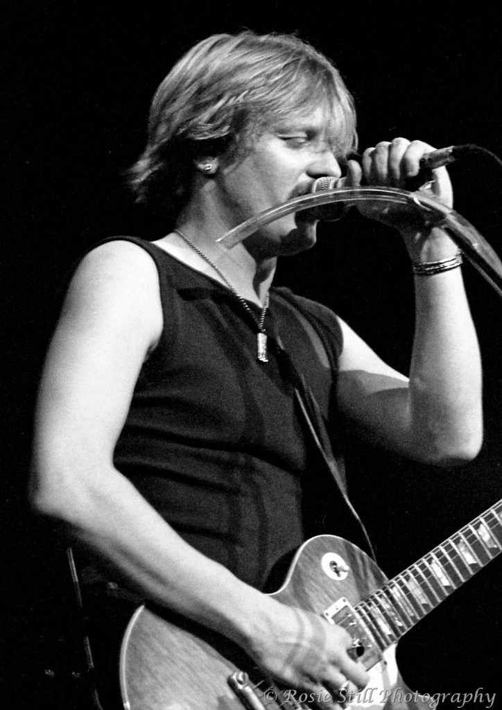 1977 A black & white photo of singer John Miles 'live' on stage in Croydon